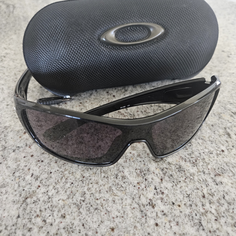 Oakley Glossy Black Sunglasses with Case Pre Love Great Condition, Not Scratch.